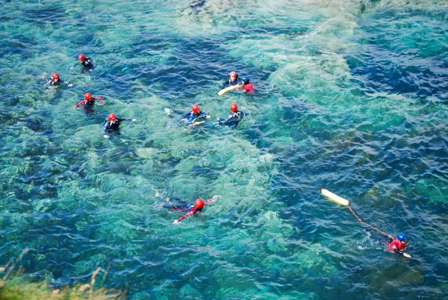  Coasterers en las aguas de cristal de Newquay 